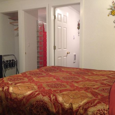 Holiday Motel Bend Bagian luar foto