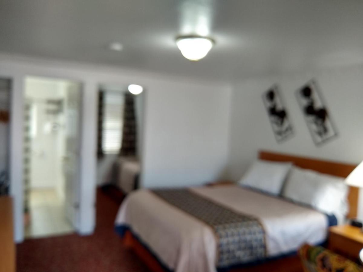 Holiday Motel Bend Bagian luar foto