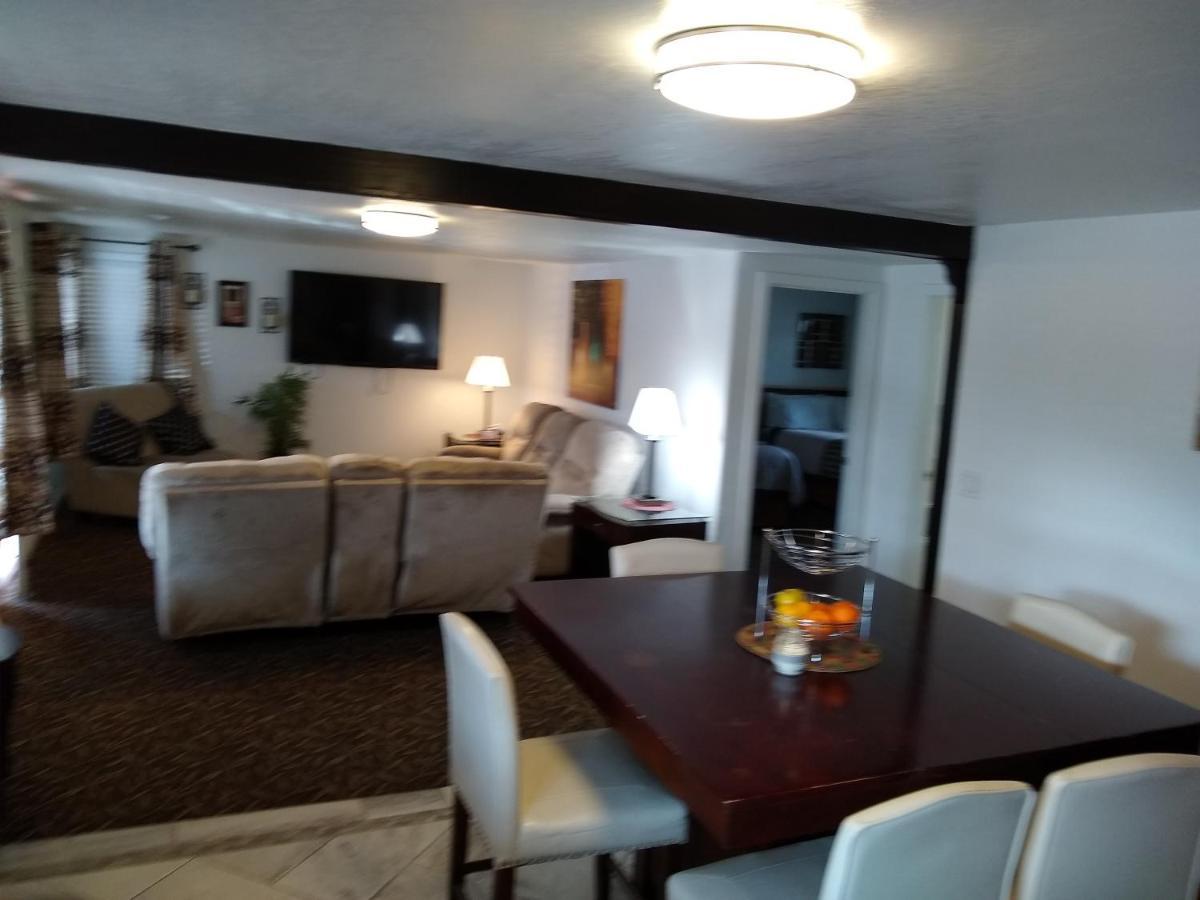 Holiday Motel Bend Bagian luar foto