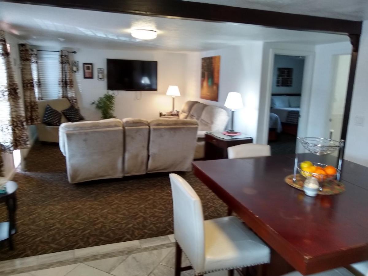 Holiday Motel Bend Bagian luar foto