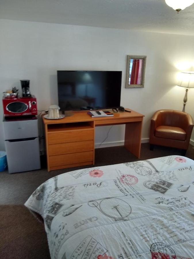 Holiday Motel Bend Bagian luar foto