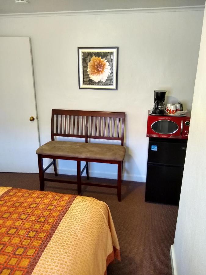 Holiday Motel Bend Bagian luar foto