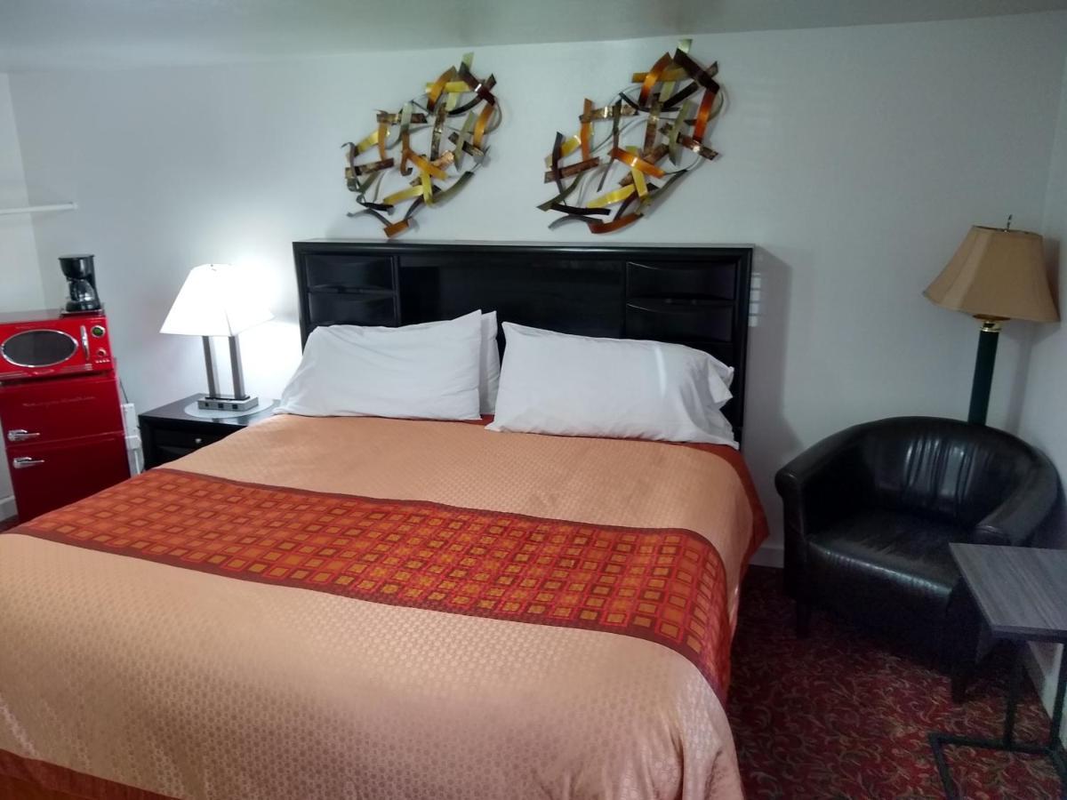 Holiday Motel Bend Bagian luar foto