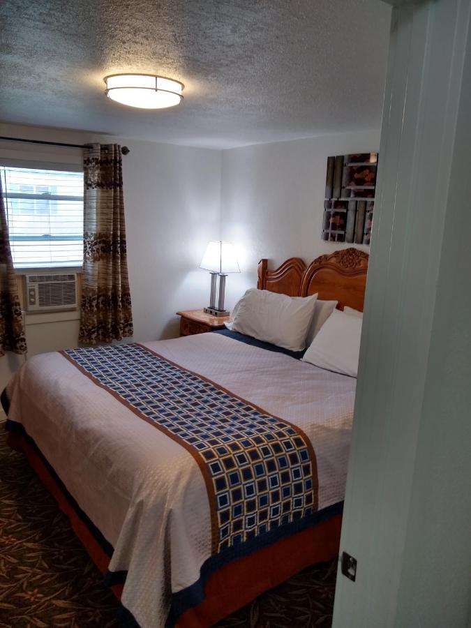 Holiday Motel Bend Bagian luar foto