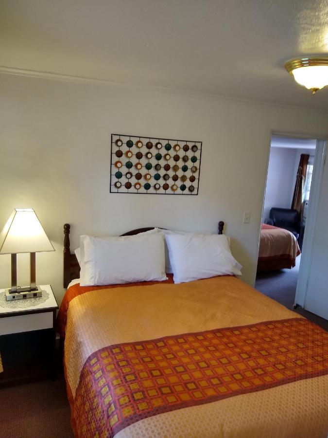 Holiday Motel Bend Bagian luar foto