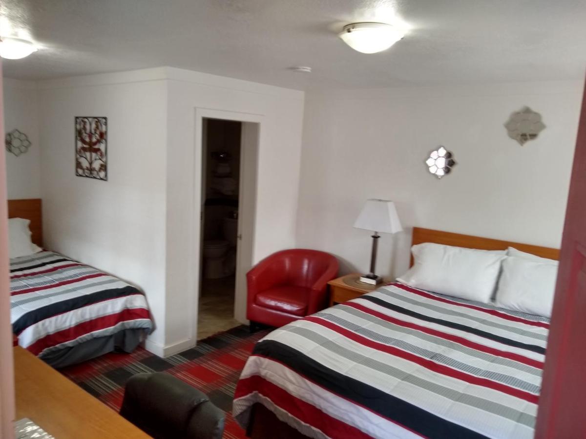 Holiday Motel Bend Bagian luar foto