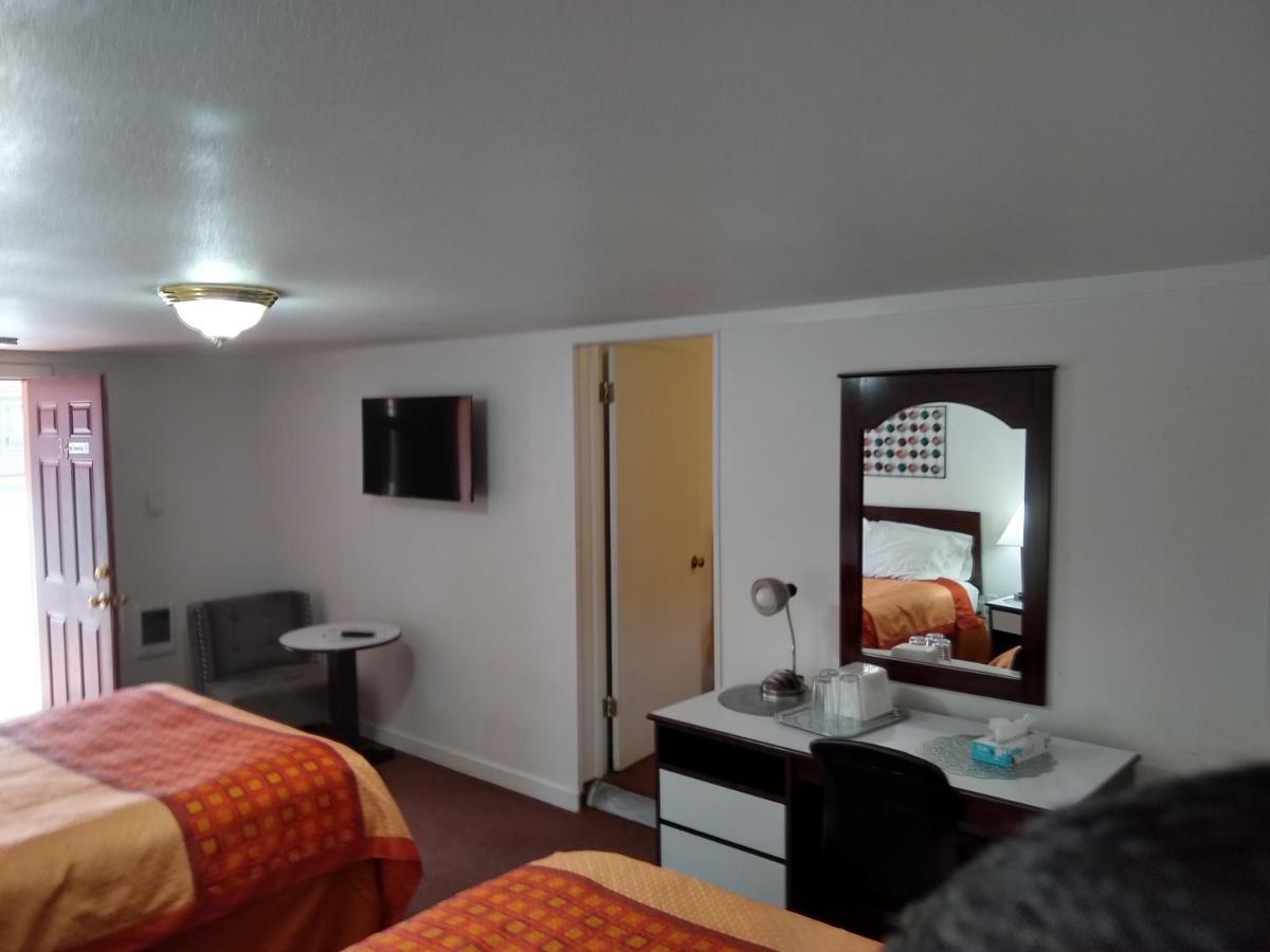 Holiday Motel Bend Bagian luar foto