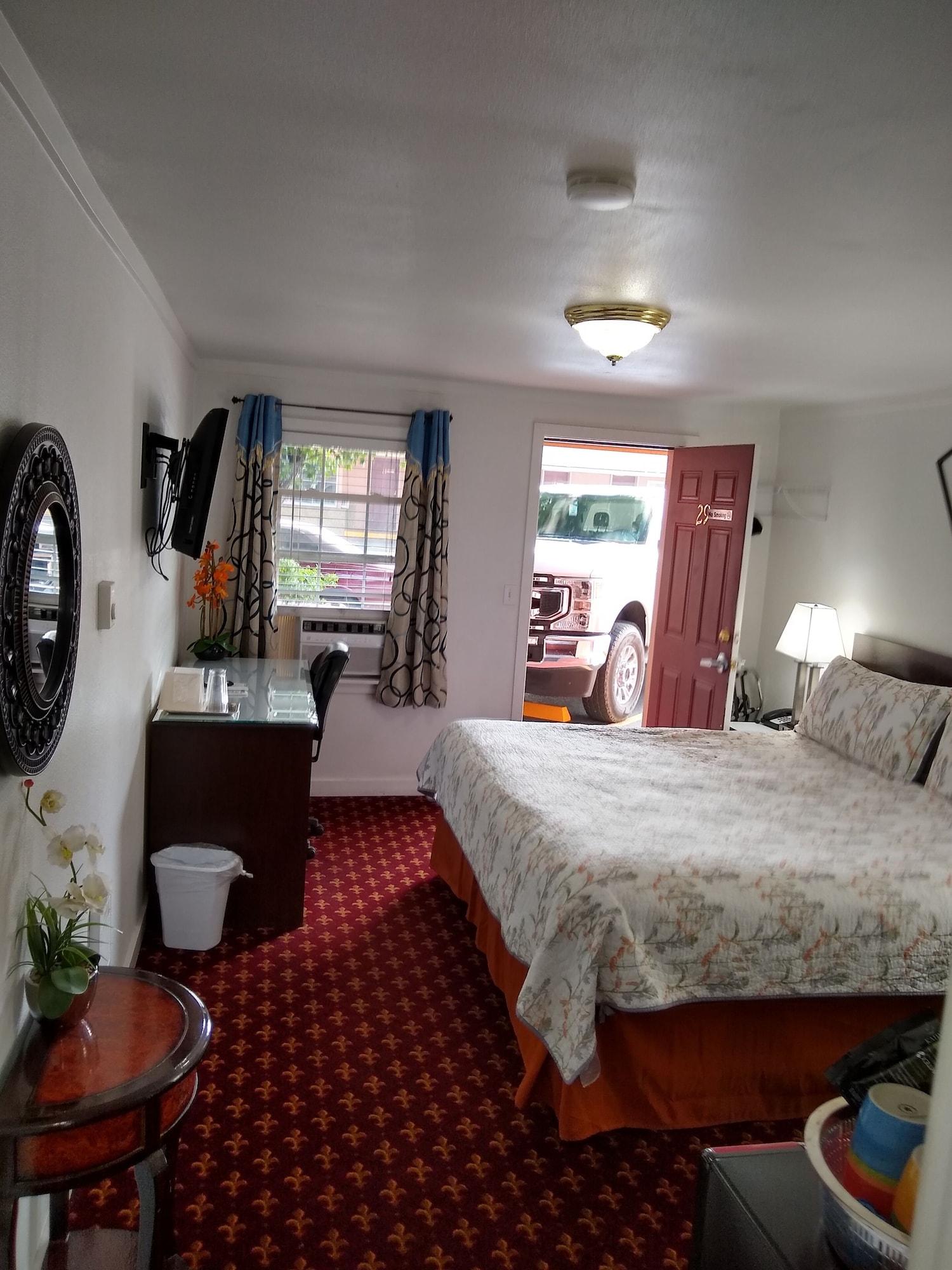 Holiday Motel Bend Bagian luar foto
