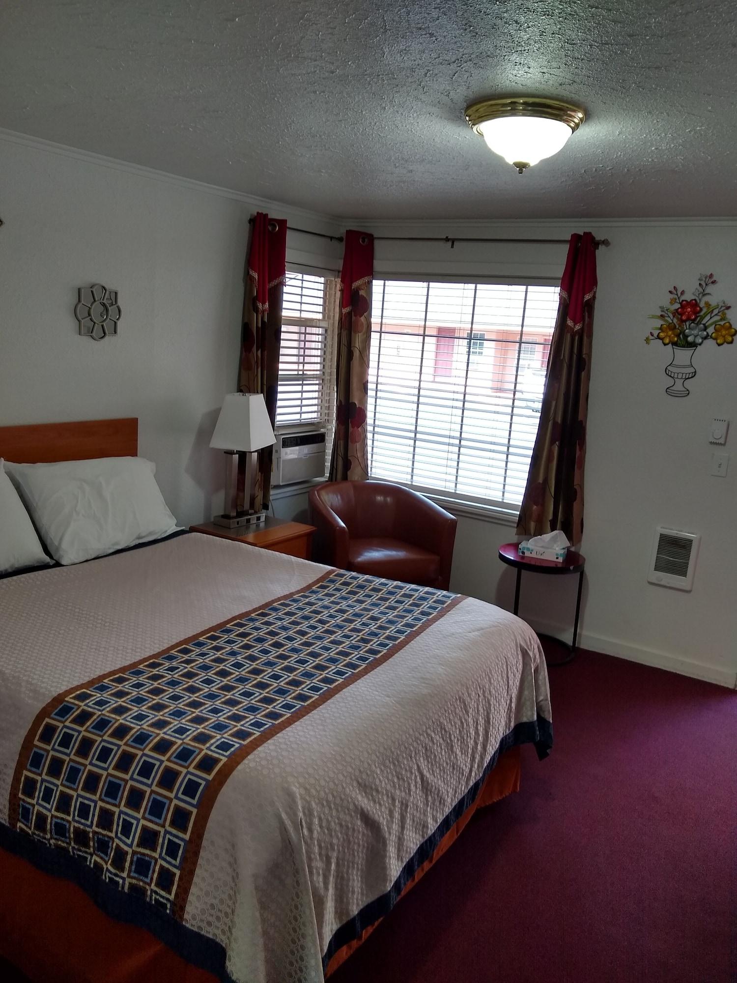 Holiday Motel Bend Bagian luar foto