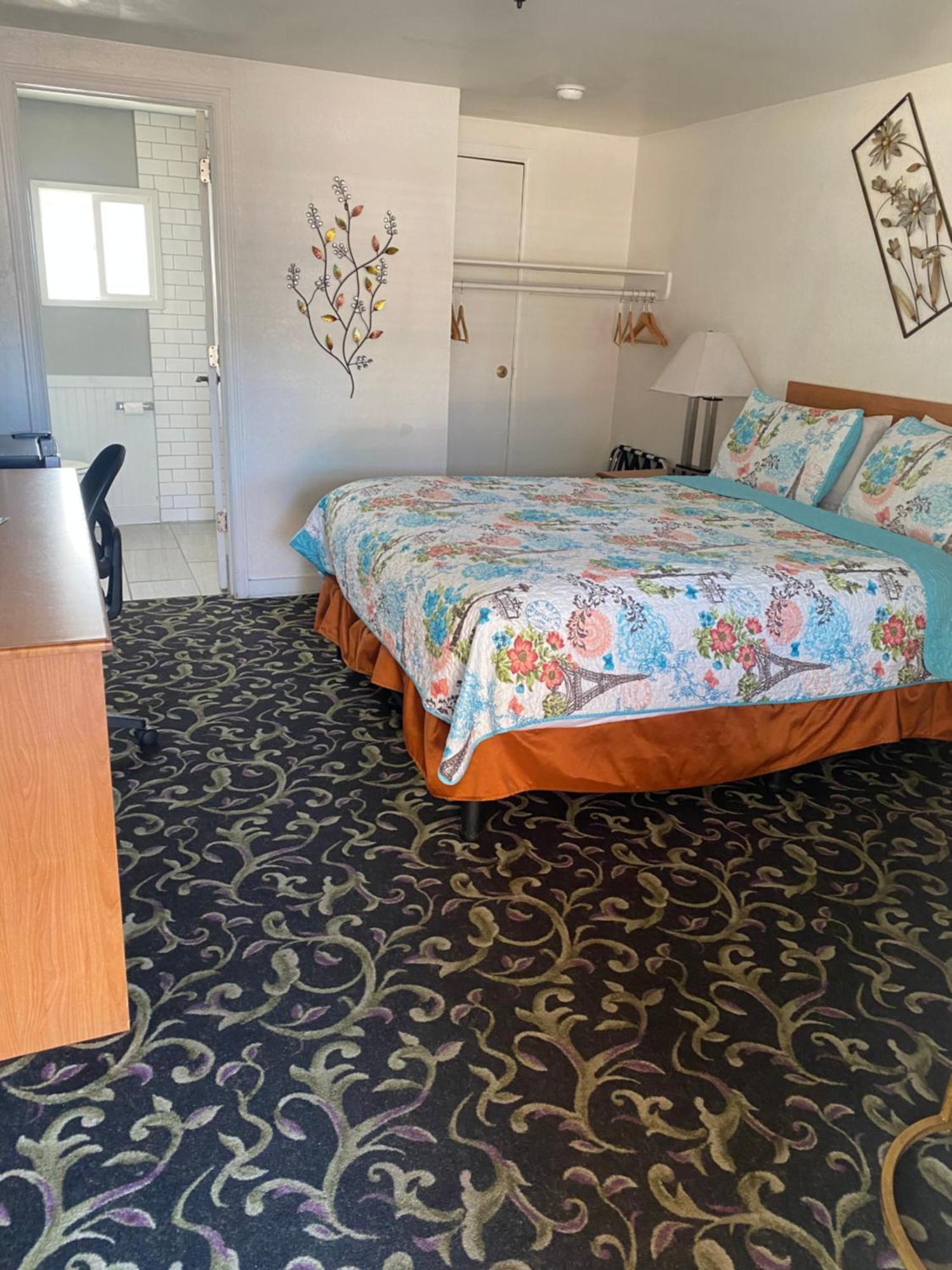 Holiday Motel Bend Bagian luar foto