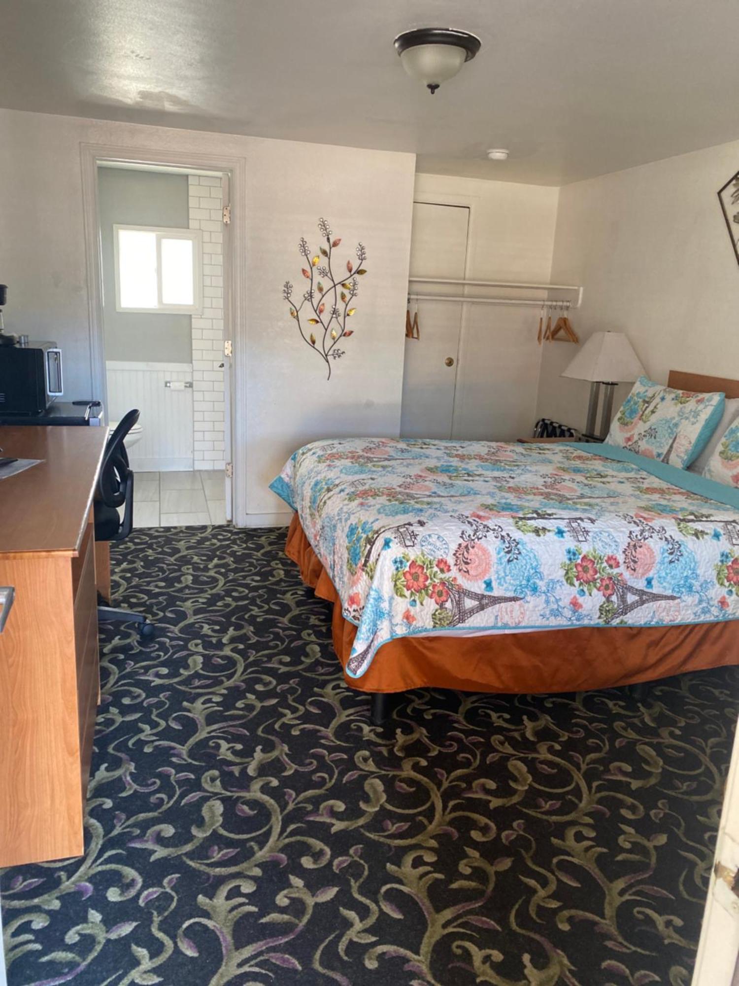 Holiday Motel Bend Bagian luar foto