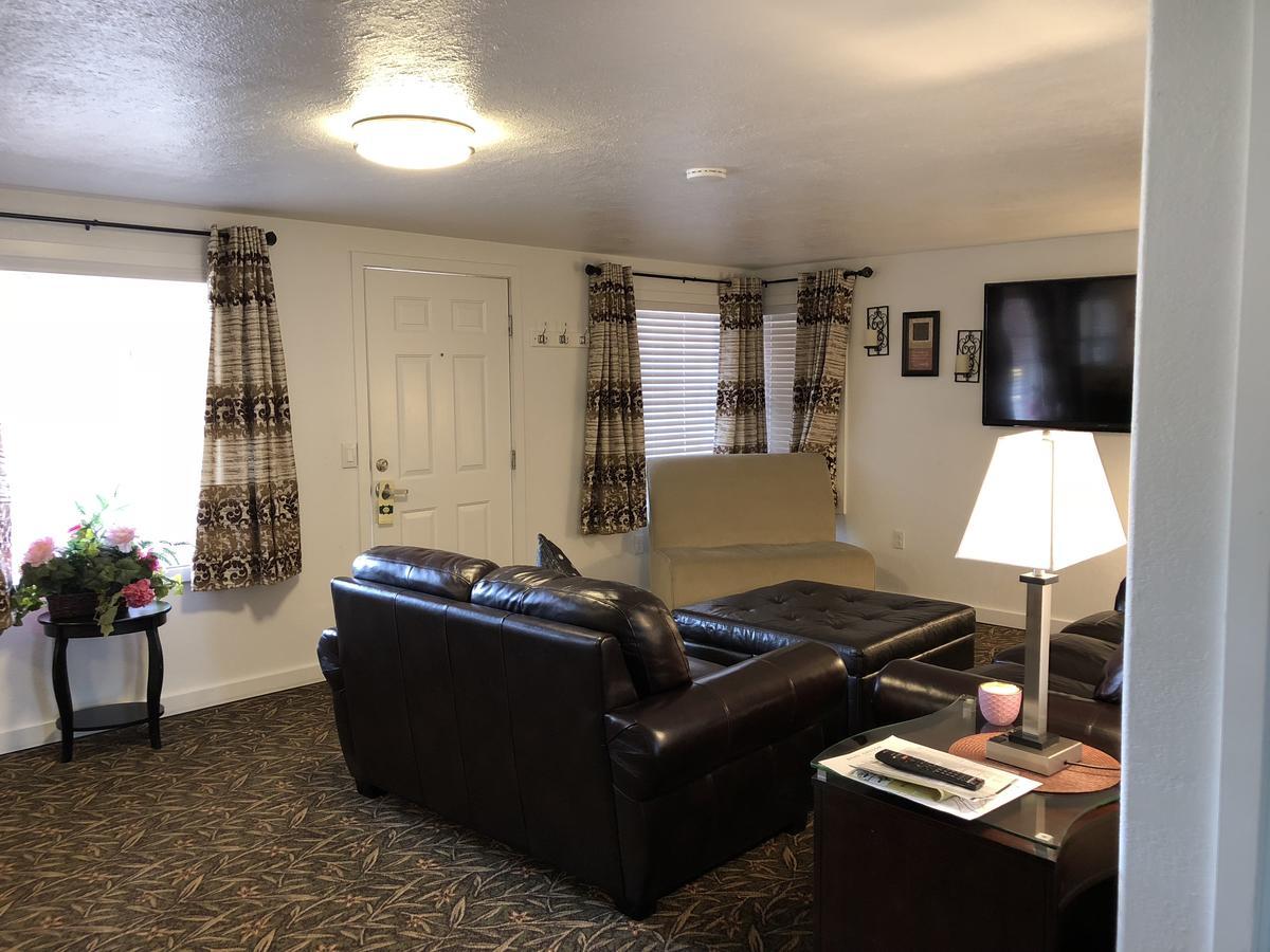 Holiday Motel Bend Bagian luar foto