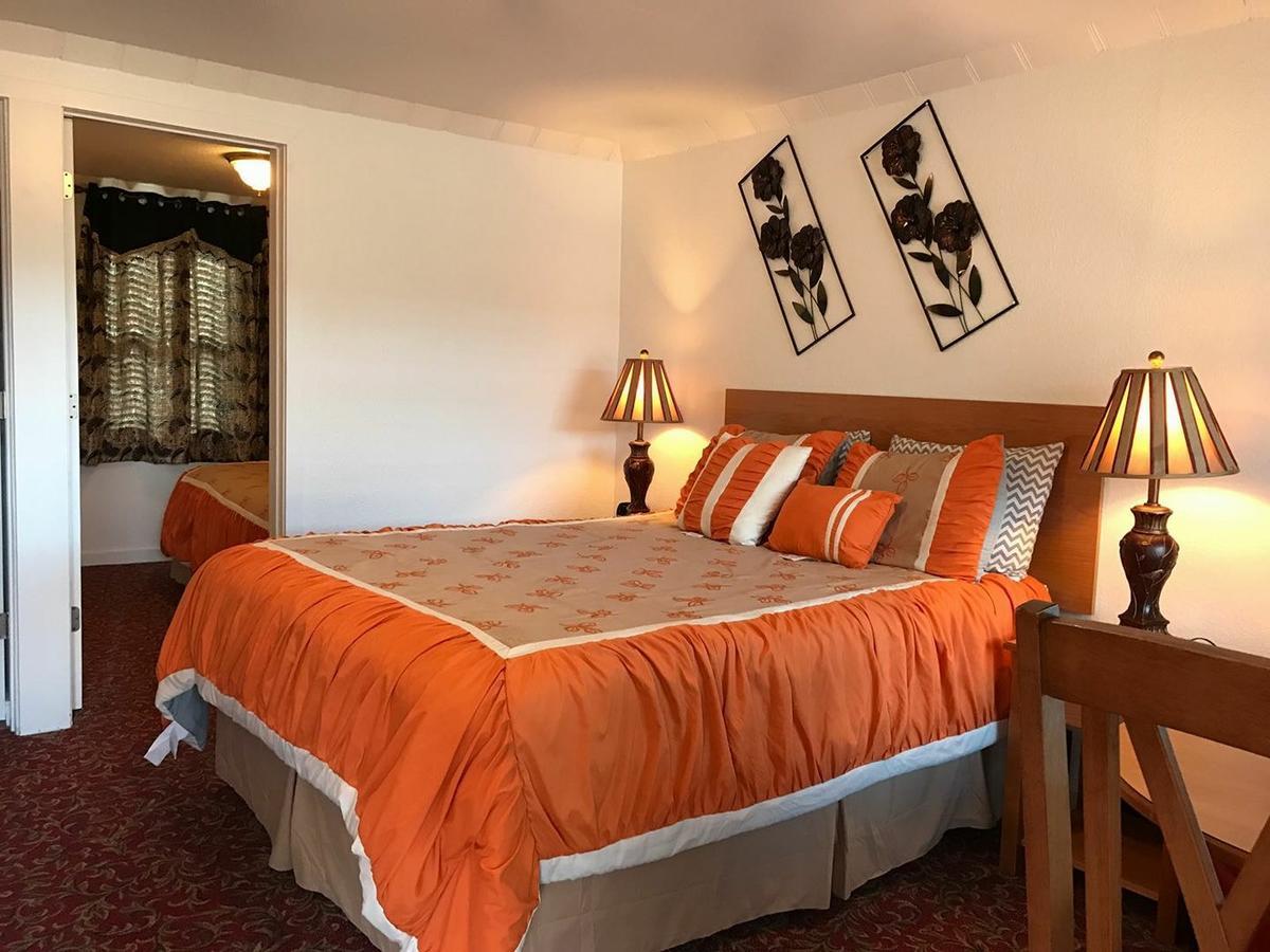 Holiday Motel Bend Bagian luar foto