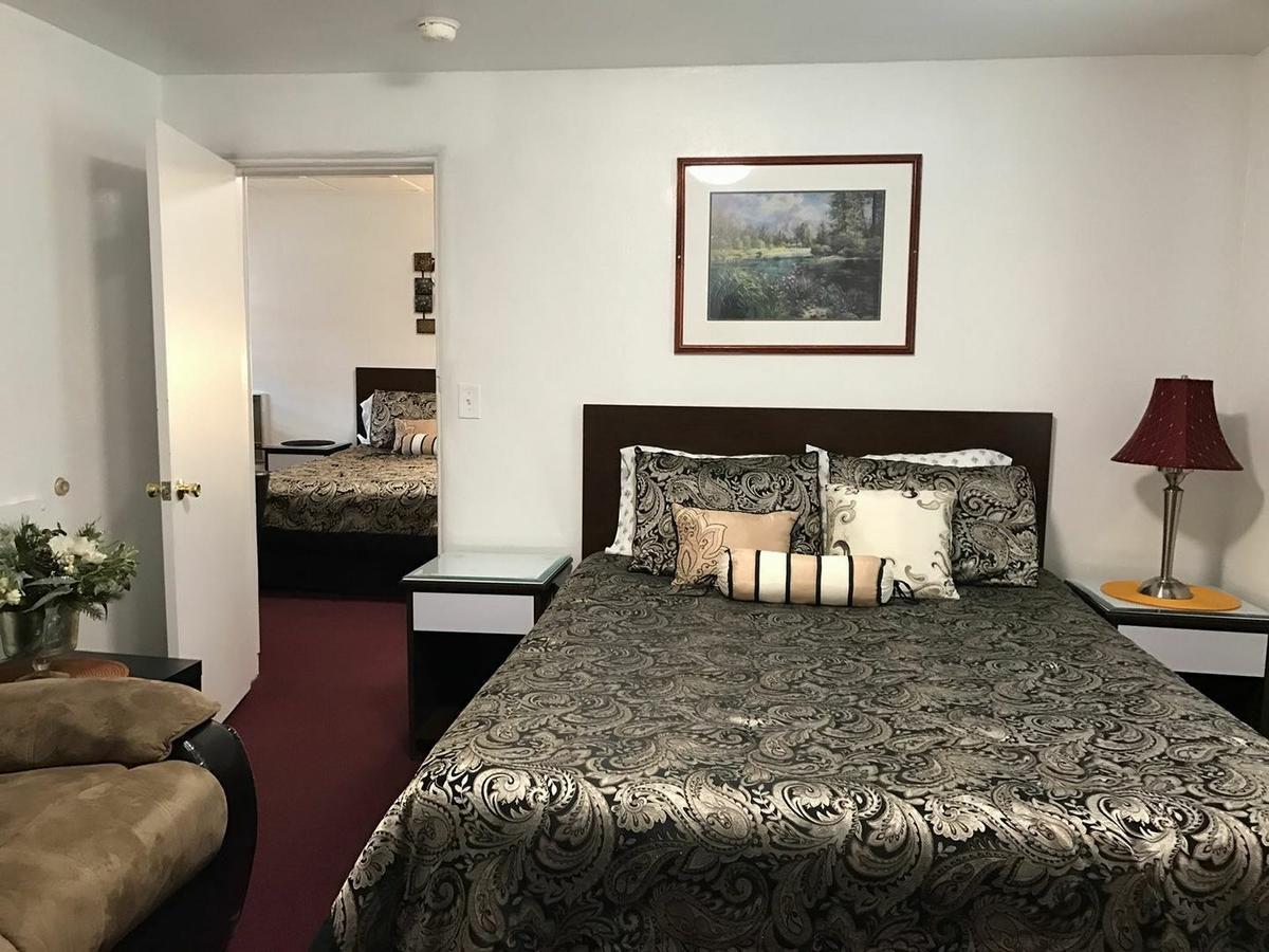 Holiday Motel Bend Bagian luar foto