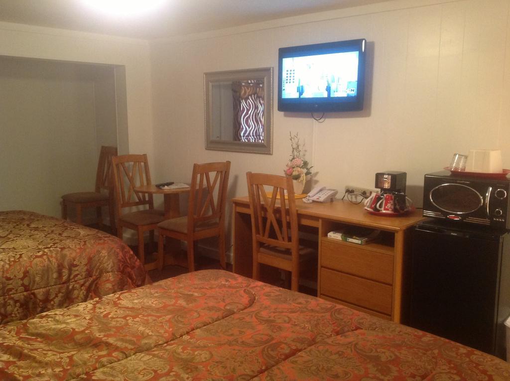 Holiday Motel Bend Bagian luar foto